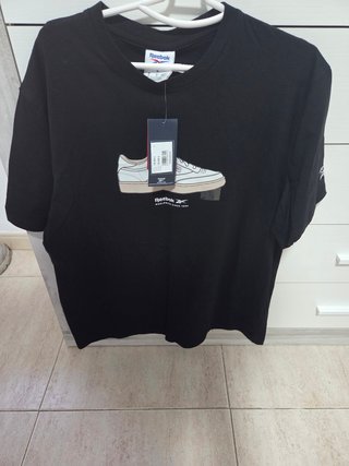 Camiseta Reebok Negra Estampado Zapatilla