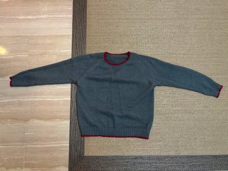 Jersey gris con detalles rojos