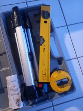 Nivel Láser Powerfix PLW 670 + Trípode