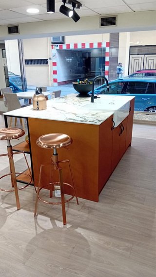 Cocina modular porcelánico gris y naranja