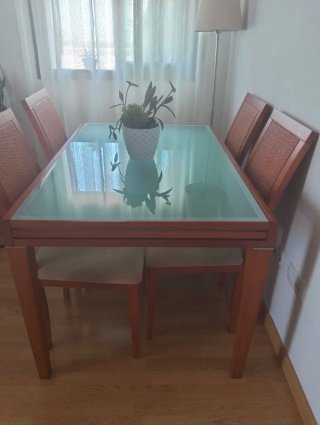 Mesa extensible y 4 sillas