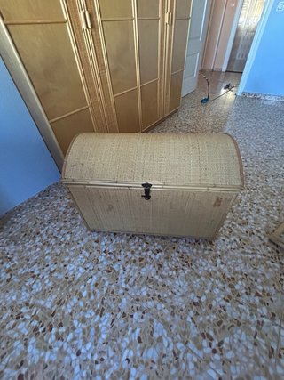 Baúl de mimbre y bambú
