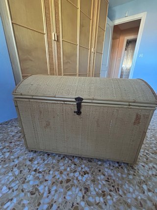 Baúl de mimbre y bambú