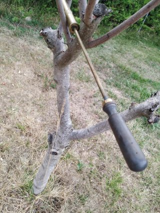 Antiguo fumigador de latón