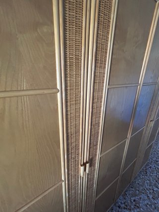 Armario de mimbre y madera