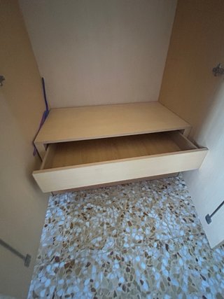 Armario de mimbre y madera