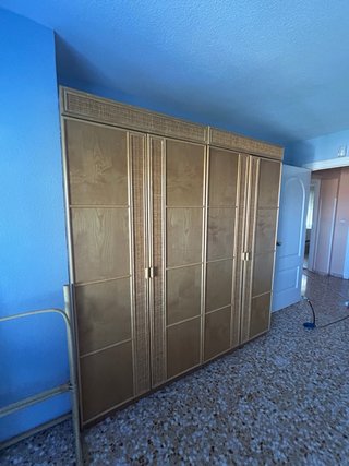 Armario de mimbre y madera