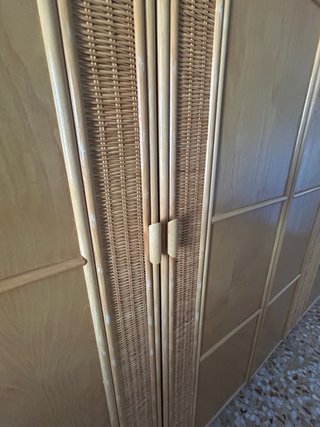 Armario de mimbre y madera