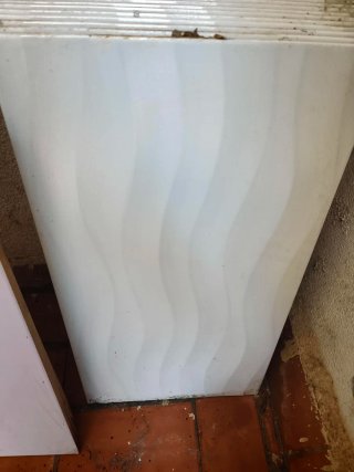 Azulejos blancos y rosas