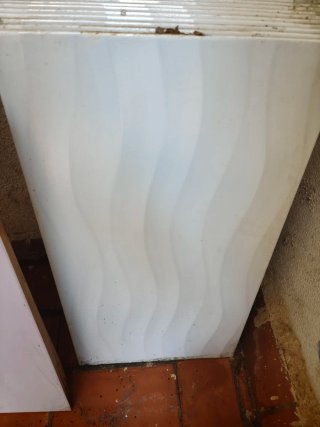 Azulejos blancos y rosas