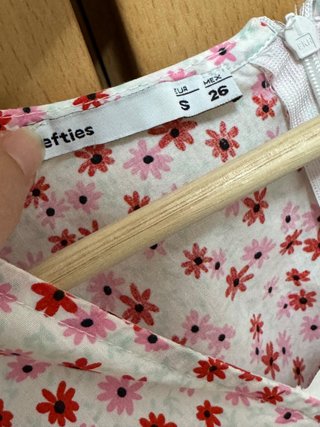 Vestido Lefties floral blanco y rosa