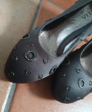 Scarpe con tacco grigie con borchie