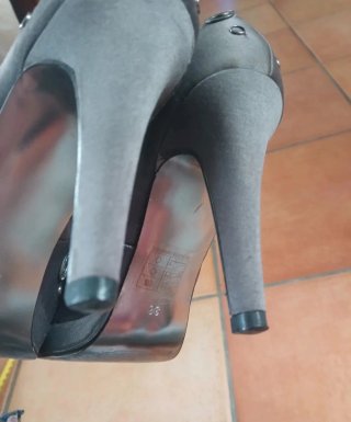 Scarpe con tacco grigie con borchie