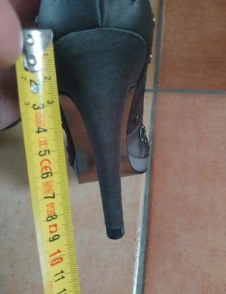 Scarpe con tacco grigie con borchie