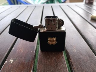 Zippo Negro con Emblema Ejército EEUU