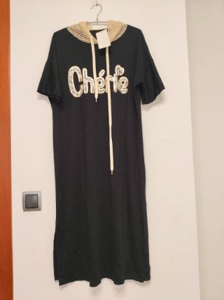 Vestido con capucha y cordones