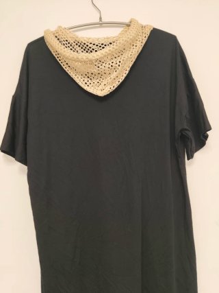 Vestido con capucha y cordones