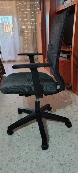 Silla de oficina ajustable y reclinable
