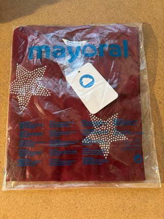 Camiseta roja con estrellas