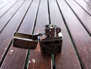 Zippo Calavera Plateada