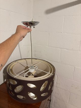 Lámpara de techo marrón con diseño