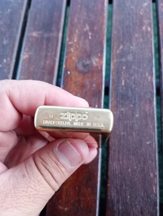 Zippo Dorado con Diseño de Escorpión