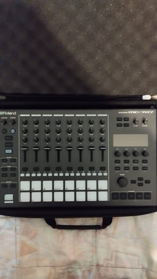 Roland MC-707 Groovebox