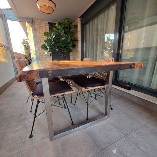 Mesa de madera maciza con patas de metal.