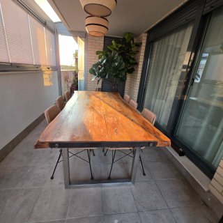 Mesa de madera maciza con patas de metal.