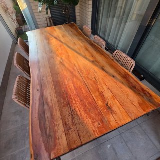 Mesa de madera maciza con patas de metal.