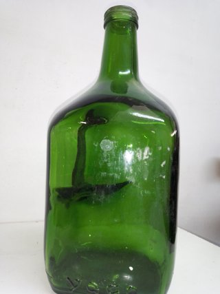 Botella de vidrio verde antigua