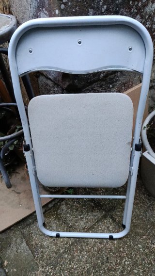 Silla plegable de metal y plástico