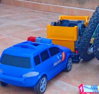Coche policía y camión
