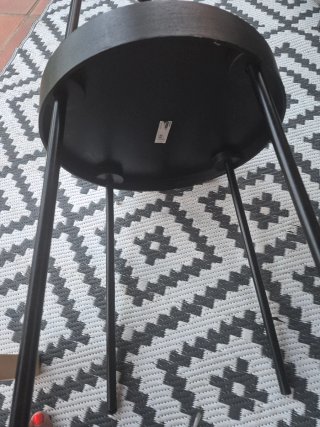 Mesa auxiliar Ikea BURVIK negra con asa