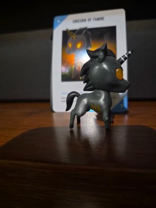 Figura Unstable Unicorn of Famine + Carta