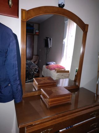 Cómoda de madera con espejo
