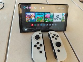 Nintendo Switch Blanca + 7 Juegos+ maletin de viaj