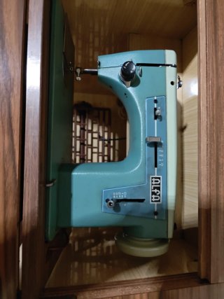 Máquina de coser Alfa antigua