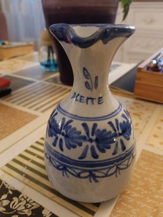 Aceitera de cerámica azul y blanca