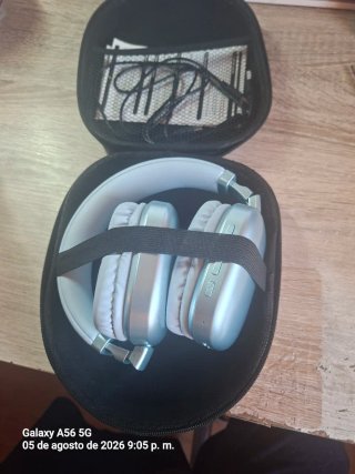 Auriculares inalámbricos plateados