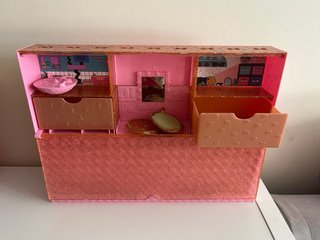 Colección LOL Surprise con casita y accesorios.