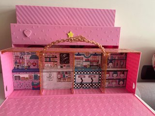 Colección LOL Surprise con casita y accesorios.