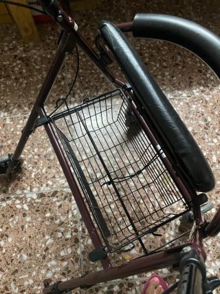 Andador con ruedas para mayores.