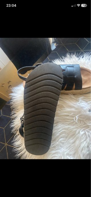 Sandalias de plataforma negras y beige