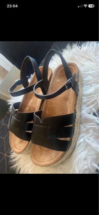 Sandalias de plataforma negras y beige