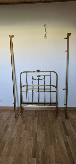 Cama de 90 de metal dorada