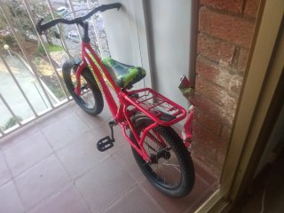 Bicicleta infantil roja