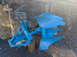 Arado azul para tractor