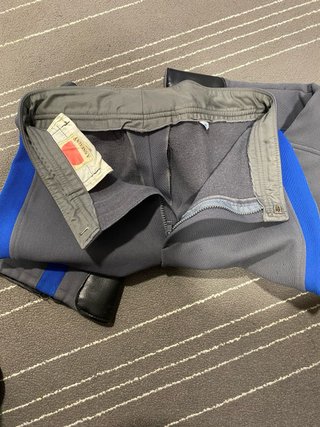 Pantalón retro marca Assegaï de esquí gris y azul