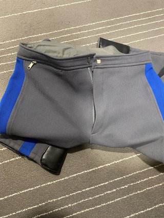 Pantalón retro marca Assegaï de esquí gris y azul